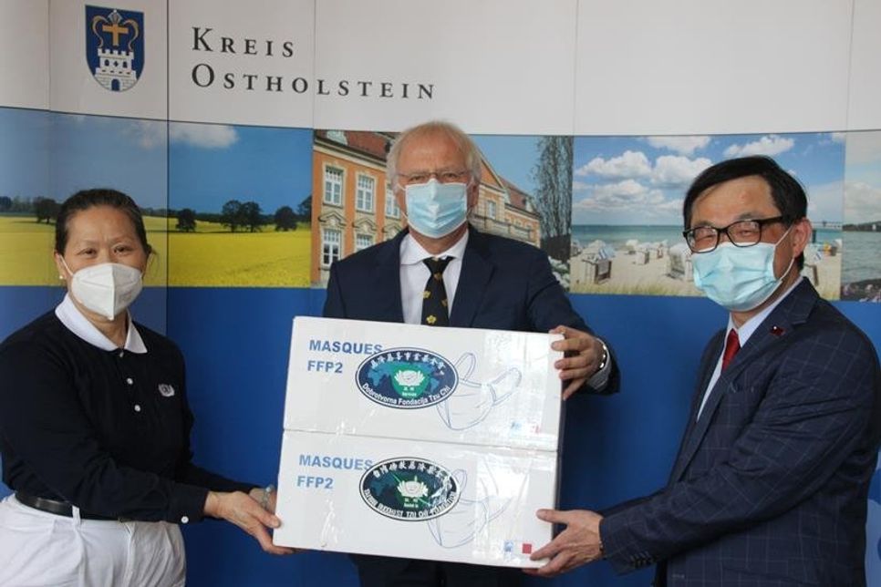 Paula Huang, Landrat Reinhard Sager, Mei-Shun Lo (v. lks.).