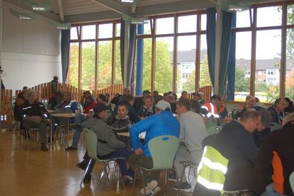 „Café Schule“ - mehr als 200 Menschen wählten die Toni – Jensen – Schule für ihre Wartezeit während der Bombenentschärfung.