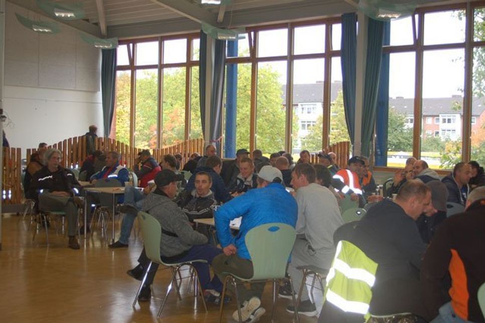 „Café Schule“ - mehr als 200 Menschen wählten die Toni – Jensen – Schule für ihre Wartezeit während der Bombenentschärfung.