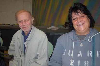 Gisela und Erwin warten geduldig. Aktionen wie diese haben sie schon mehrfach erlebt.