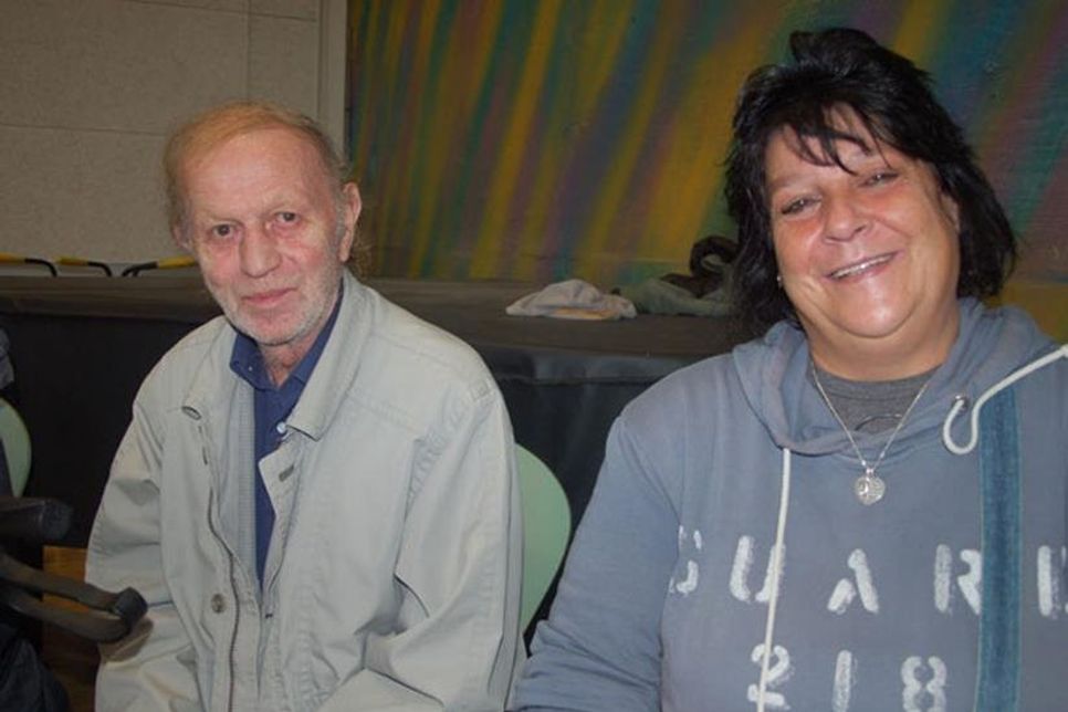 Gisela und Erwin warten geduldig. Aktionen wie diese haben sie schon mehrfach erlebt.