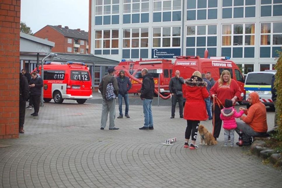 Die Evakuierten nehmen es gelassen. Eine Bombe ist in Hafennähe in Kiel nicht ungewöhnlich.