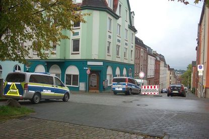 Grabesstille an der Tiefen Allee, Ecke Eekberg. Auf der einen Seite normaler Alltag, Richtung Wasser gespenstische Ruhe.