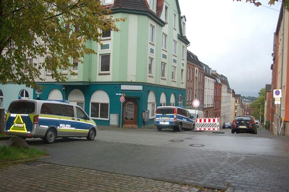 Grabesstille an der Tiefen Allee, Ecke Eekberg. Auf der einen Seite normaler Alltag, Richtung Wasser gespenstische Ruhe.