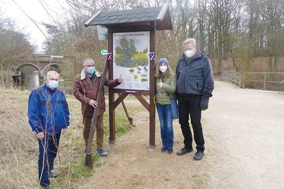 Am vergangenen Samstag wurde die neue Infotafel montiert und für die Öffentlichkeit freigegeben: Klaus Faasch (v.l.), Frank Schumacher, Anja Heidemann und Andreas Marks.