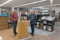 Norbert Kahl (re.) und Thomas Schwarz (lks.) vom Museumsverein bedanken sich bei Tobias Haack von Haack Heimtex für die diesjährige Farbenspende.