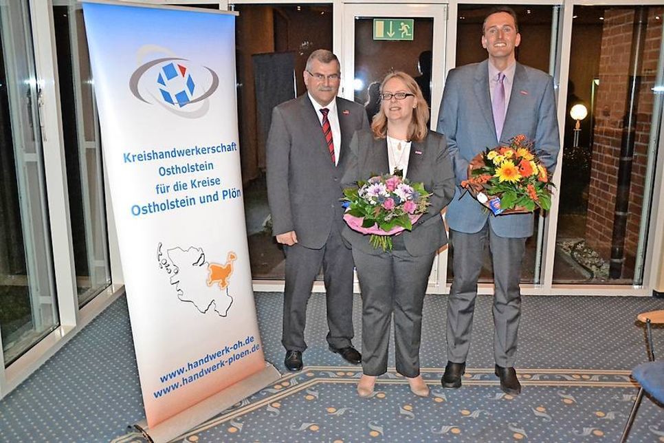 Kreishandwerksmeister Ulrich Mietschke (links) gratuliert der neuen Geschäftsführerin Tanja Schatomski sowie ihrem Stellvertreter Arne Hansen zur Wahl.
