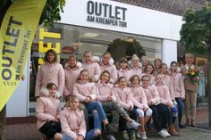 Outlet am Kremper Tor stattet weibliche D-Jugend der HSG Ostsee Neustadt/Grömitz aus. (Foto: Thomas Hopp)