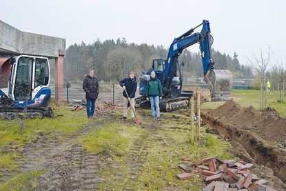 Projektleiter Janne Niclas Zunker-Daberow, Ingmar Dyck, Geschäftsführer der bausausführenden Firma Hermann Drögemüller Landeskultur und Tiefbau GmbH, und Bad Schwartaus Bürgermeister Dr. Uwe Brinkmann machten sich vor Ort ein Bild von den vorbereitenden Arbeiten zum Neubau des Gymnasiums am Mühlenberg.