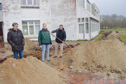 Auch am Graben vor dem Hintereingang des Schulgebäudes ließ es sich Bad Schwartaus Verwaltungschef nicht nehmen, symbolisch Hand anzulegen.