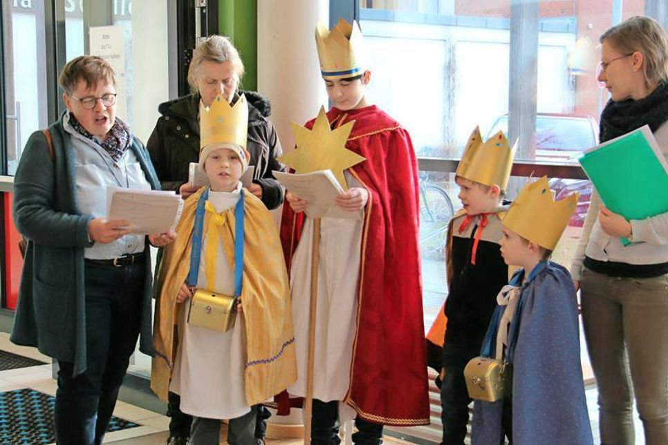Die Sternsinger der katholischen Kirchengemeinde schauten ebenfalls beim Neujahrempfang vorbei. Bei ihrem Dreikönigssingen 2018 geht es um die Aktion „Gemeinsam gegen Kinderarbeit – in Indien und weltweit“.