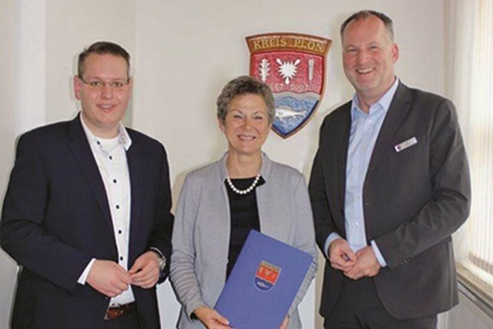 Unterzeichnung des Vertrages für die Verlängerung der Sportförderung durch den Kreis Plön – (v. l.) Jan Lentz (Schatzmeister KSV Plön), Gerlinde Müller (Vorsitzende KSV Plön), Björn Demmin (Landrat).
