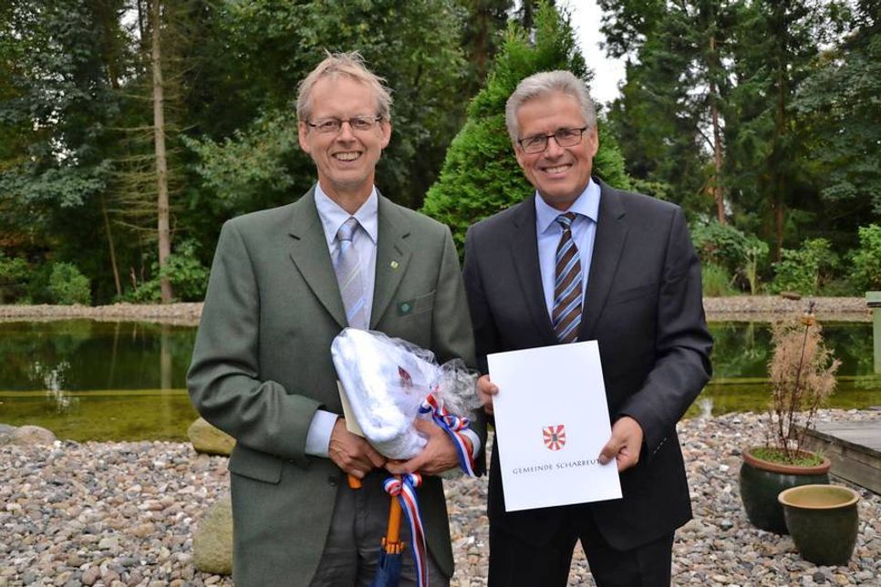 Bürgermeister Volker Owerien (re.) überreichte Urkunde und Geschenke der Gemeinde an Förster Karsten Tybussek, der den „Umweltpreis 2015“ verliehen bekommen hat.