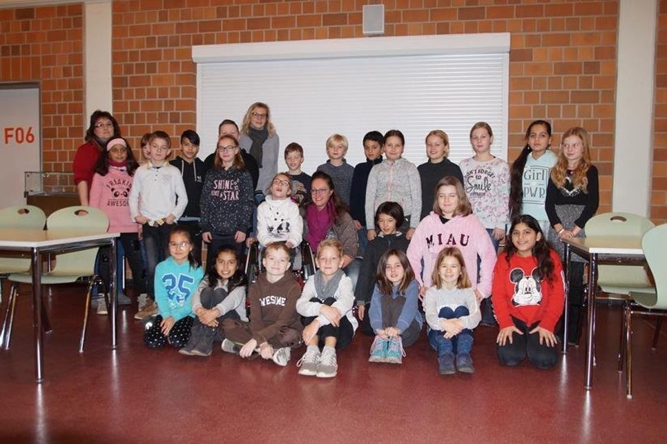 Die Schüler der Klasse 4e mit Anita und Mutter Alexandra Eichner (Mi.).