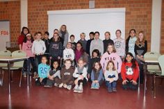 Die Schüler der Klasse 4e mit Anita und Mutter Alexandra Eichner (Mi.).