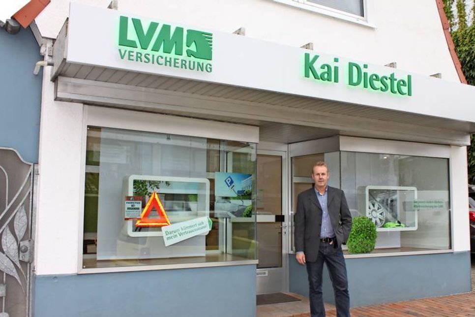Neu unter grüner Flagge: Versicherungsexperte Kai Diestel vor seiner Agentur in Neustadt.