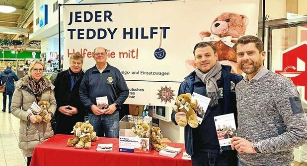 An Infoständen bei Famila in Eutin und REWE in Malente werben die Lions um Unterstützung für ihre Aktion „Trost-Teddys“.