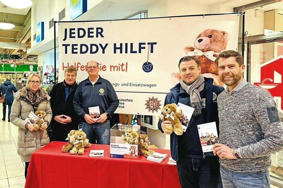 An Infoständen bei Famila in Eutin und REWE in Malente werben die Lions um Unterstützung für ihre Aktion „Trost-Teddys“.