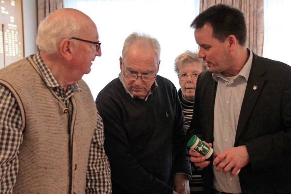 Auch Bürgermeister Mark Burmeister (re.) ist von der Wichtigkeit der Notfalldosen überzeugt.