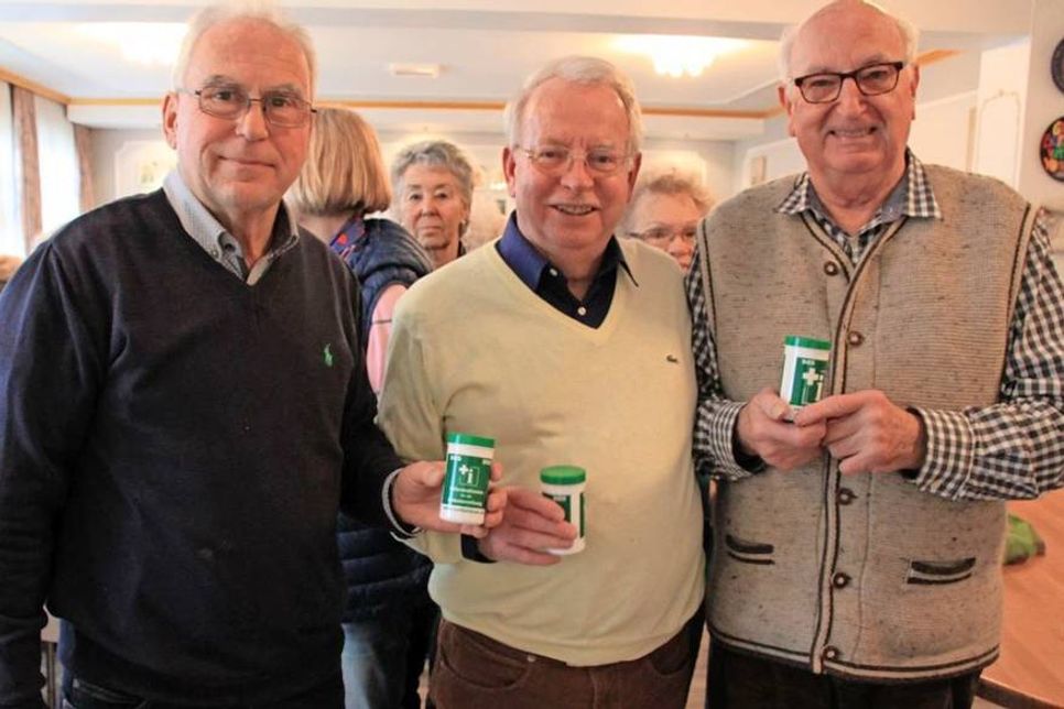 Rainer Figgen, Hans-Peter Jahnke und Wilfried Lühr (v. lks.) werben für die Hilfe aus dem Kühlschrank.