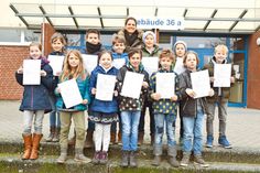Claudia Franz mit den neuen und den bisherigen Konfliktlotsen mit ihren Urkunden. (Foto: René Kleinschmidt)