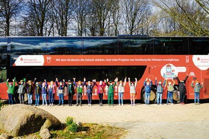 Die knallroten Doppelstockbusse der Stiftungen der Sparkasse Holstein im Einsatz.