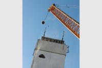 Der erste „Treffer“ der Abrissbirne, die an einem 72 Meter langen Ausläufer am Bagger befestigt ist.