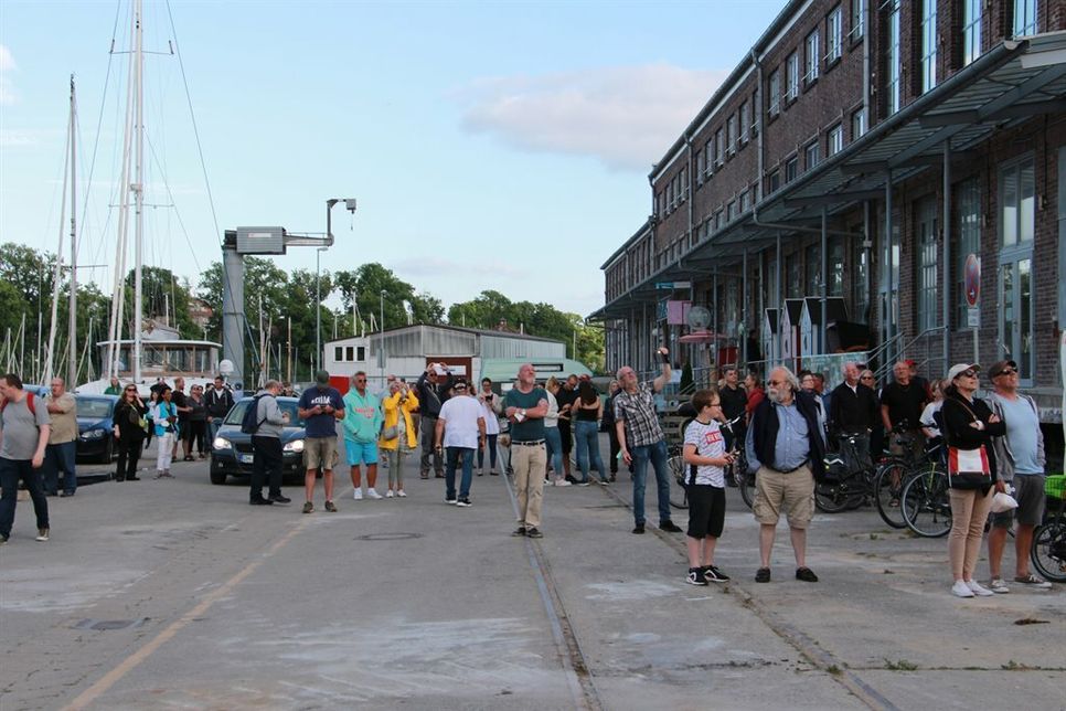 Im Bereich des Hafens fanden sich viele Schaulustige ein, um das Abriss-Spektakel zu verfolgen.