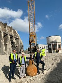 Kurz bevor die drei Tonnen schwere Abrissbirne in die Höhe ging, stellten sich Mike Hemmerich (Geschäftsführer der HJD-Gruppe), Bürgervorsteher Sönke Sela, Bürgermeister Mirko Spieckermann und Bauamtsleiterin Antje Weise (v. lks.) zum Gruppenfoto auf.