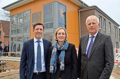 Voll des Lobes für das neue Familienzentrum in Ratekau: Bürgermeister Thomas Keller (l.), Susanne Voss (Lebenshilfe Ostholstein) und Landrat Reinhard Lager. (Foto: Setje-Eilers)
