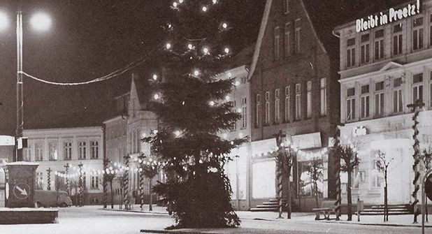 Den festlich geschmückten Weihnachtsbaum auf dem Preetzer Marktplatz hat es bereits 1949 gegeben.