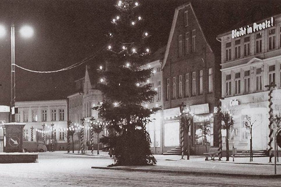 Den festlich geschmückten Weihnachtsbaum auf dem Preetzer Marktplatz hat es bereits 1949 gegeben.