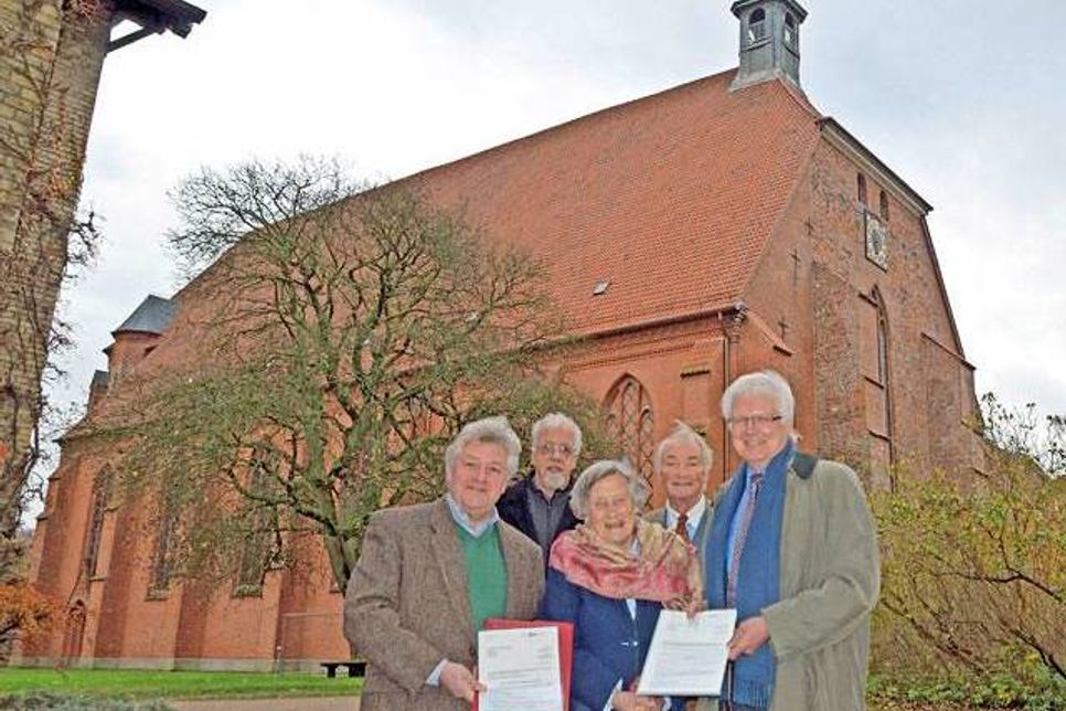 Zwei Förderbescheide konnten Staatssekretär Dr. Eberhard Schmidt-Elsaeßer und Landeskonservator Dr. Michael Paarmann dem Preetzer Kloster überreichen. Über die Unterstützung freuten sich Priörin Viktoria von Flemming, Klosterprobst Eckhard Graf Hahn sowie Architekt Edgar Schwinghammer.