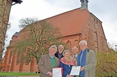 Zwei Förderbescheide konnten Staatssekretär Dr. Eberhard Schmidt-Elsaeßer und Landeskonservator Dr. Michael Paarmann dem Preetzer Kloster überreichen. Über die Unterstützung freuten sich Priörin Viktoria von Flemming, Klosterprobst Eckhard Graf Hahn sowie Architekt Edgar Schwinghammer.