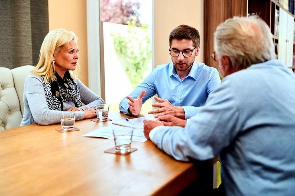 Bei der Versorgungsplanung ist es sinnvoll, sich fachkundige Unterstützung zu suchen - etwa im Rahmen einer Pflegeberatung. Foto: DJD/compass private pflegeberatung