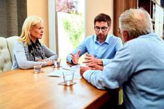 Bei der Versorgungsplanung ist es sinnvoll, sich fachkundige Unterstützung zu suchen - etwa im Rahmen einer Pflegeberatung. Foto: DJD/compass private pflegeberatung