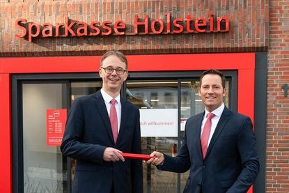 Übergabe des Staffelstabes bei der Sparkasse Holstein in Neustadt: Karsten Wittorf (lks.) übernimmt die Leitung der Filiale von Klaus Lademann, der ins Private Banking der Sparkasse wechselt. (Foto: Sparkasse Holstein)