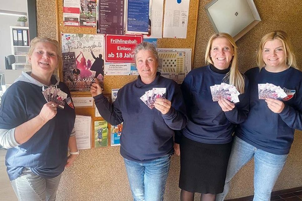 Das freundliche Damen-Quartett vom TSV Ratekau, Silke Claasen (von links) Kathrin Manthe, Julia Buß und Wiebke Sindt, haben noch einige Karten in der nächsten Vorverkaufsrunde zum Kauf anzubieten..