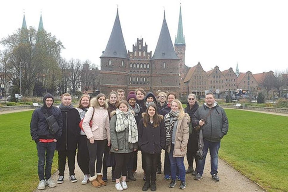 Im Rahmen des Gegenbesuches lernten die dänischen Schülerinnen und Schüler gemeinsam mit den deutschen Schülerinnen und Schülern unter Begleitung von Cornelia Ingwersen, Heike Ollenburg und Solveig M. Nielsen auch die Hansestadt Lübeck kennen.