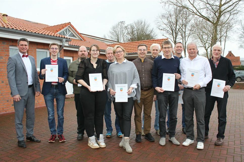 Die ausgezeichneten Sportlerinnen und Sportler mit Bürgermeister Michael Robien (lks.).