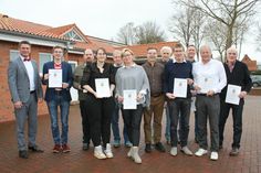 Die ausgezeichneten Sportlerinnen und Sportler mit Bürgermeister Michael Robien (lks.).