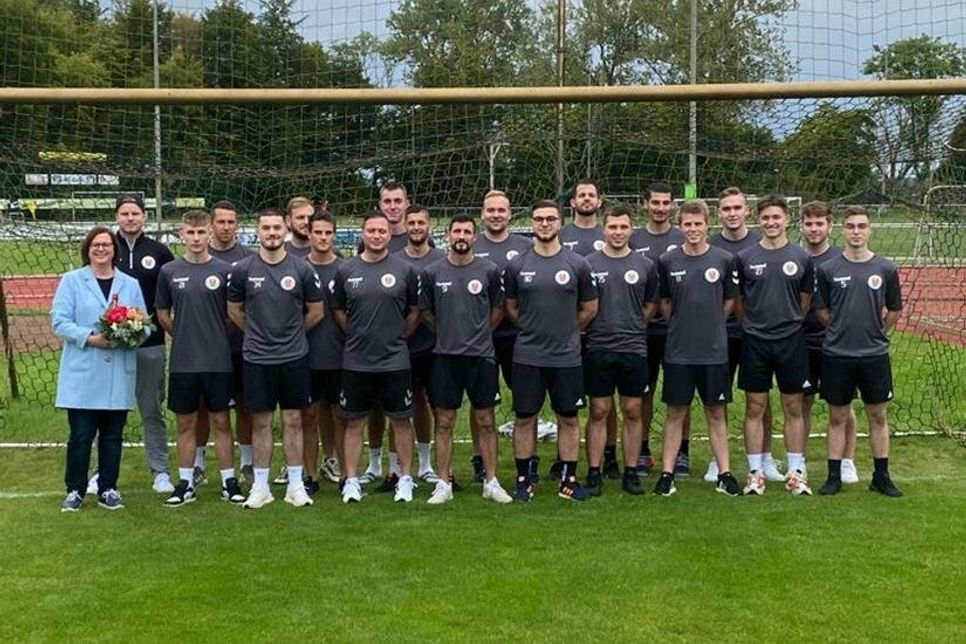 1. Herren des TSV Neustadt bedankt sich bei Andrea Iskra.