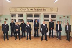 Die Geehrten und Beförderten der Techauer Wehr mit Kreisbrandmeister Thorsten Plath (l.), Gemeindewehrführer Christian Ziemann (2.v.l.), Bürgermeister Thomas Keller  (2.v.r.) und Karl-Heinz Georg (r.), stellvertretender Bürgervorsteher.