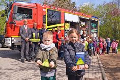 Henry (5) und Julie (6) zeigen die Kinderfinder, die an der Kinderzimmertür angebracht werden. Christoph Kressin (Provinzial, hi.v.li.), Brandschutzerzieher Jan Jedack, Gemeindewehrführer Thomas Scharbau, Bürgermeisterin Hatice Kara, Pastor Thomas Vogel (als Träger des Kindergartens) und Kita-Leiterin Cornelia Techen freuen sich mit den Kindern des Ev. Kindergartens über diese Aktion. (Foto: René Kleinschmidt)