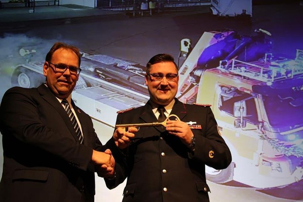 Bürgermeister Mirko Spieckermann (lks.) übergab Alexander Wengelewski den symbolischen Schlüssel zum neuen Wechsellader-Fahrzeug.