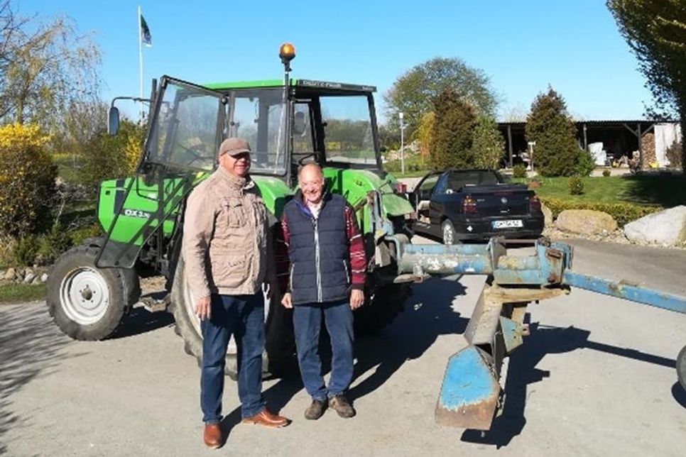 Bürgermeister Hartwig Bendfeldt mit Klaus Forwick (re.) in Ratjensdorferfelde.