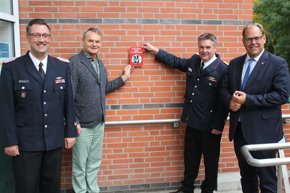 Das Förderschild wird als sichtbares Zeichen außen an einem Gebäudeteil auf dem Ameos-Areal angebracht.