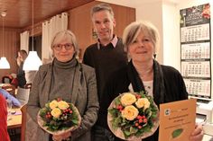1. Vorsitzender Andreas Lehmann überreichte Blumenstrauß und Urkunde an Gertrud Brüggeman und Karin Gehrke (v. lks.) als Anerkennung für ihre 25-jährige Mitgliedschaft.