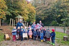 Die Kinder und Leitungen der Einrichtungen freuen sich über die Spende von Benjamin Haase (hinten re.).