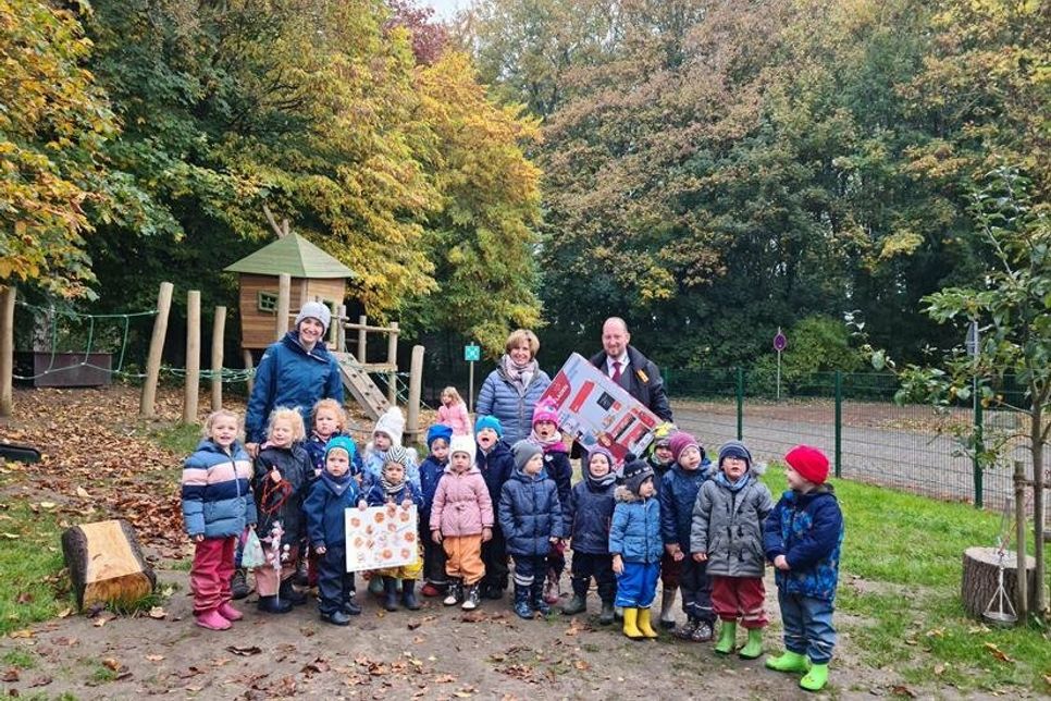 Die Kinder und Leitungen der Einrichtungen freuen sich über die Spende von Benjamin Haase (hinten re.).